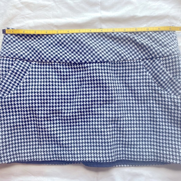Black and white houndstooth printed mini skirt with pockets!! - Picture 7 of 7